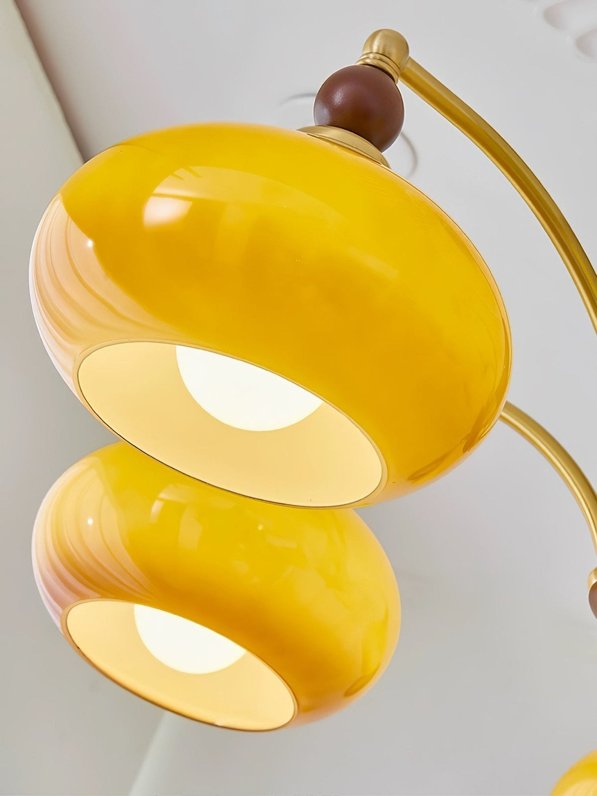 Vevely lámpara colgante de vidrio amarillo y latón