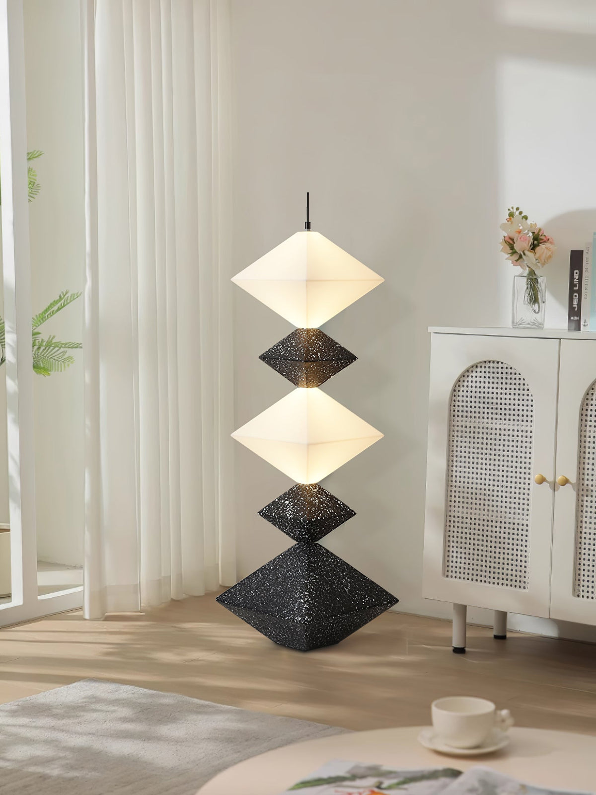 GeoGlow lámpara de pie con base cúbica romboidal