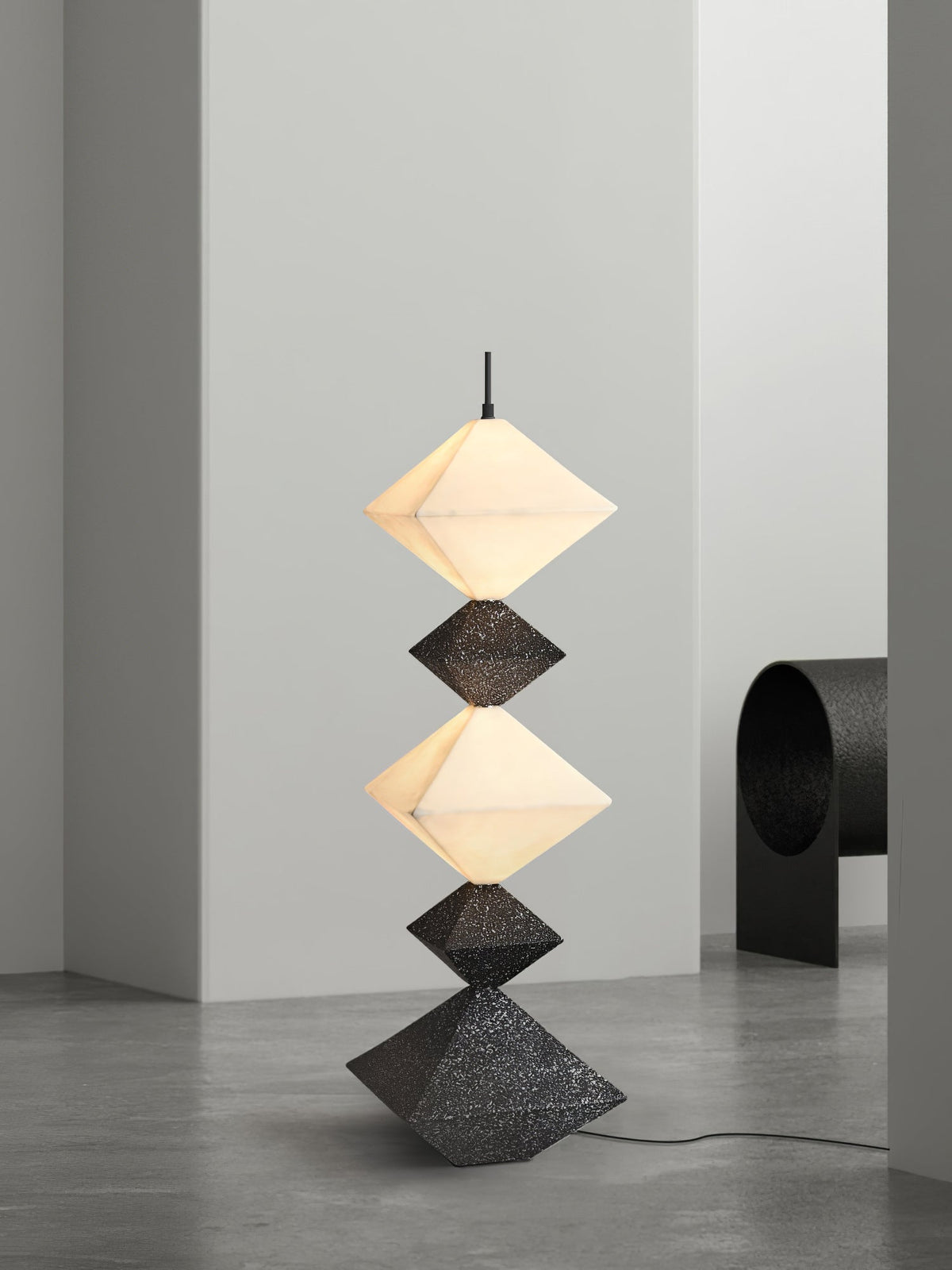 GeoGlow lámpara de pie con base cúbica romboidal