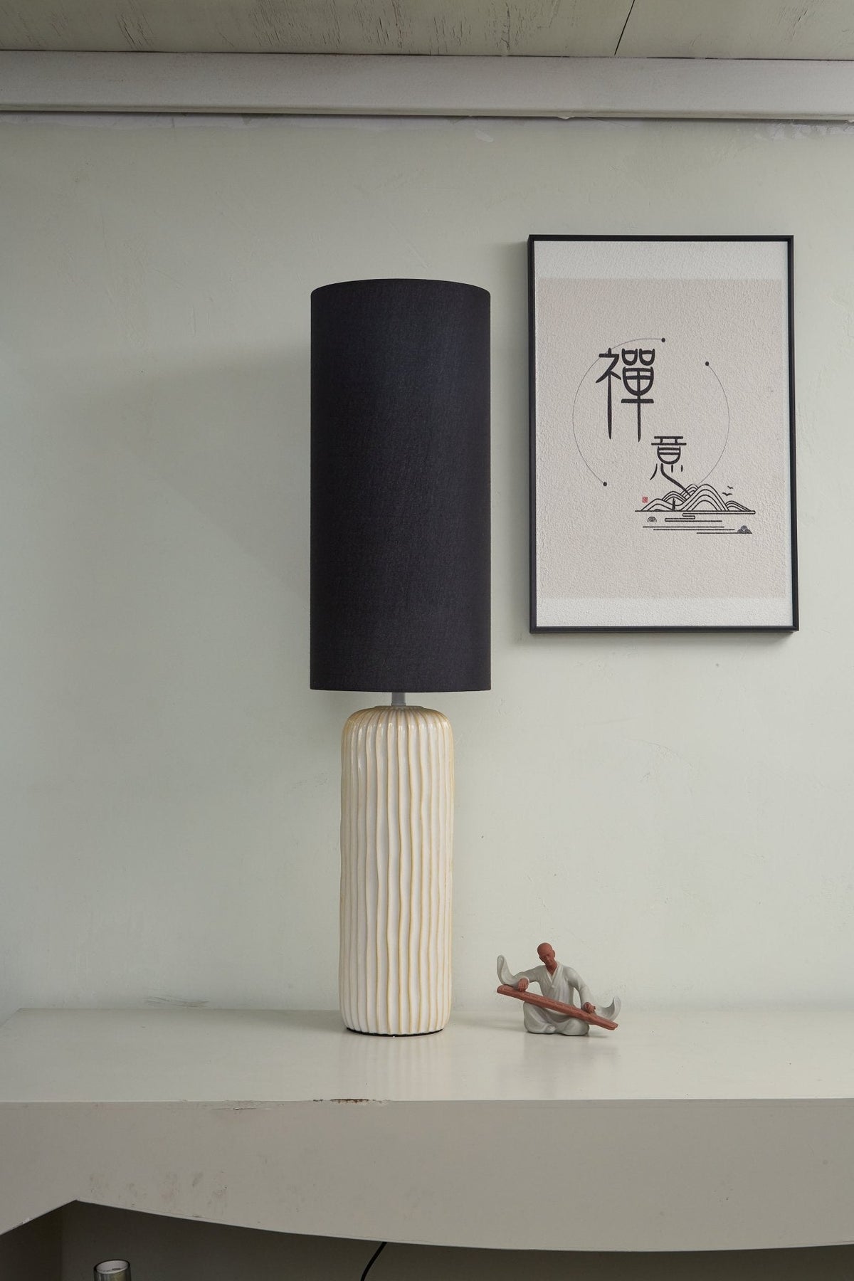 Ribbed lámpara de mesa de cerámica