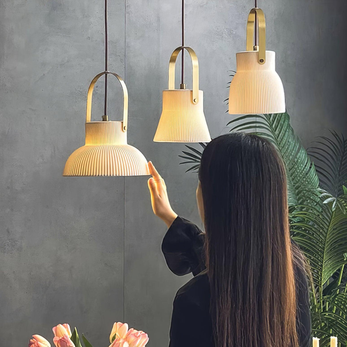 Lámpara colgante Ribbed de cerámica blanca con mango de latón