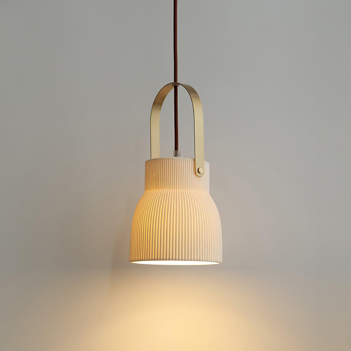 Lámpara colgante Ribbed de cerámica blanca con mango de latón