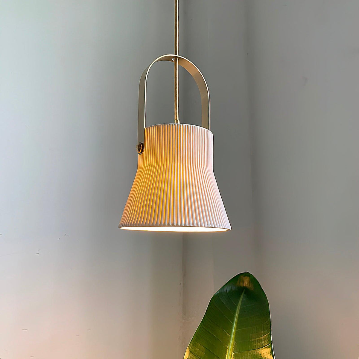 Lámpara colgante Ribbed de cerámica blanca con mango de latón