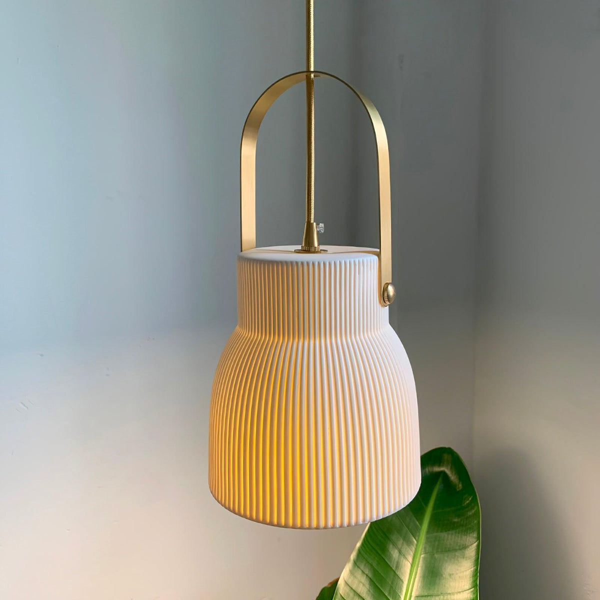 Lámpara colgante Ribbed de cerámica blanca con mango de latón