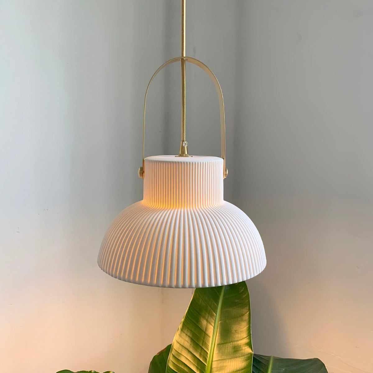 Lámpara colgante Ribbed de cerámica blanca con mango de latón
