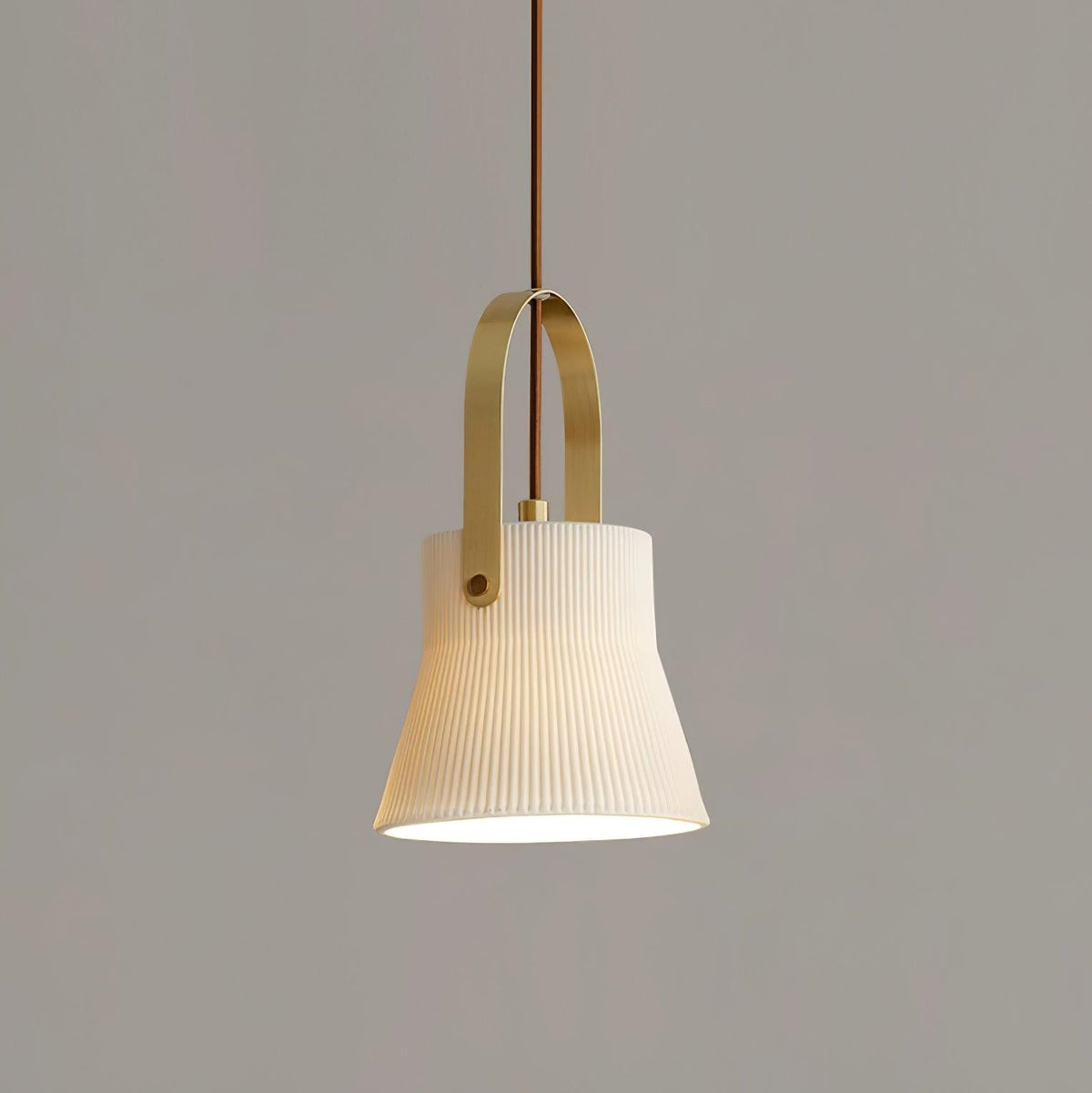 Lámpara colgante Ribbed de cerámica blanca con mango de latón