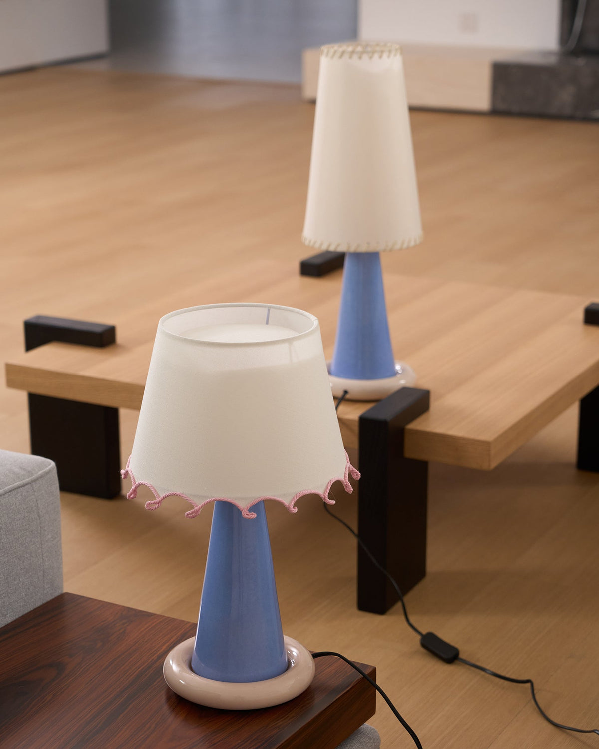 Rhett lámpara de mesa moderna de cerámica