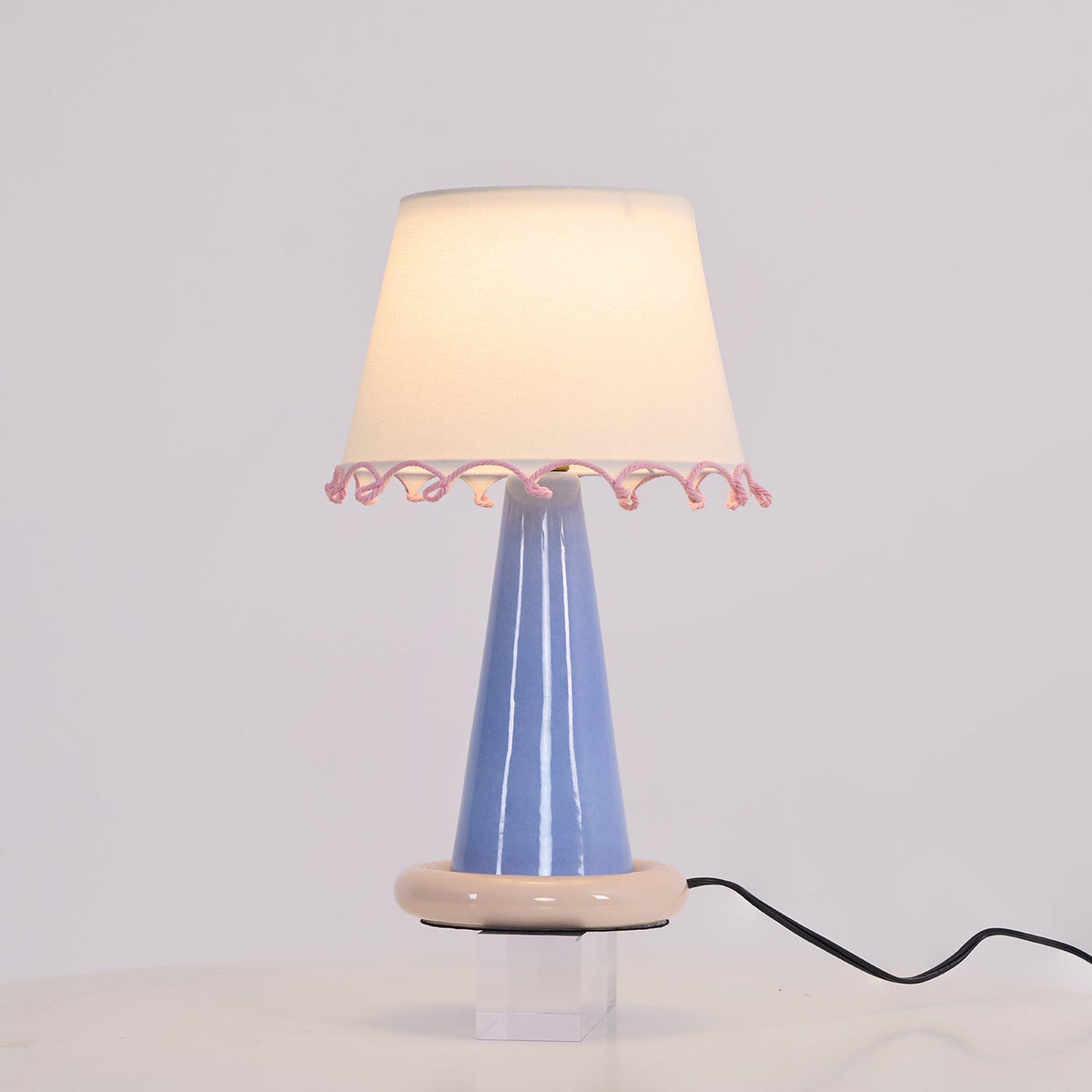 Rhett lámpara de mesa moderna de cerámica