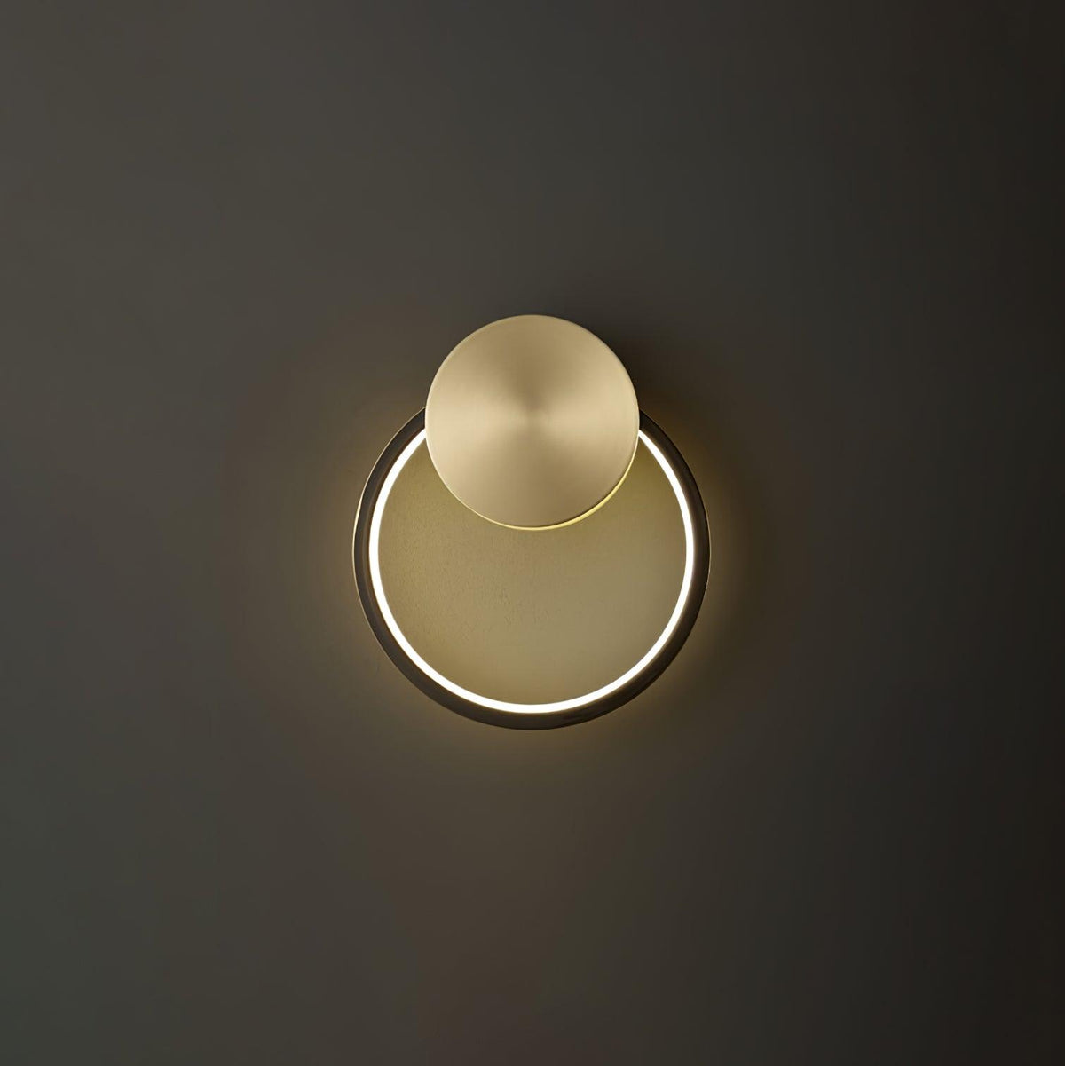 Oriaenne aplique de pared moderno minimalista anillado LED de latón metal