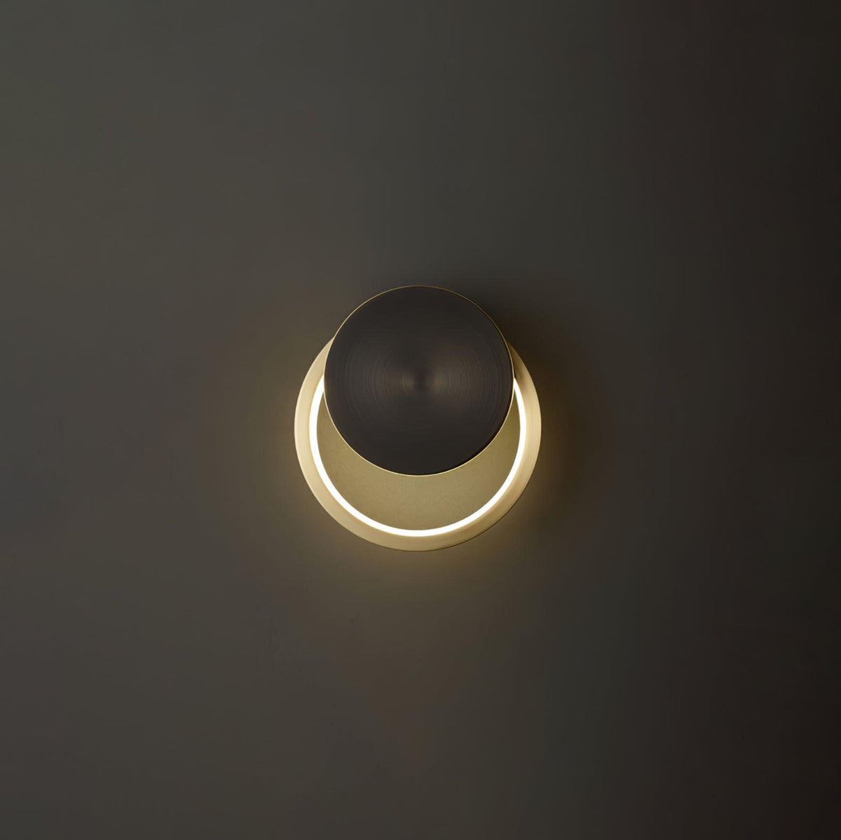 Oriaenne aplique de pared moderno minimalista anillado LED de latón metal