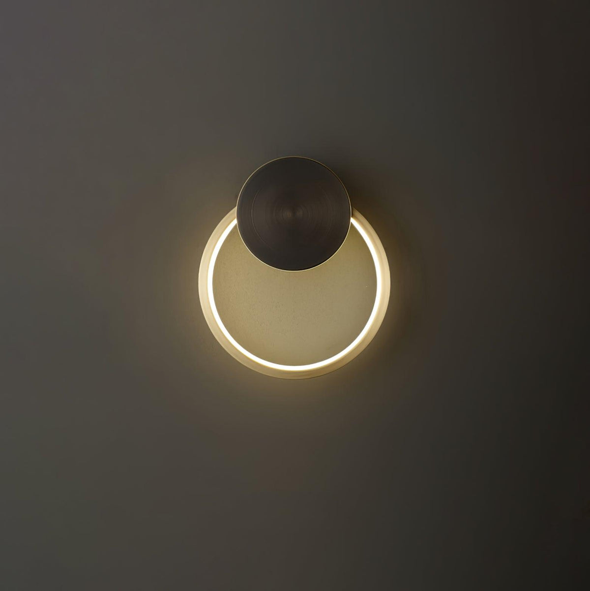 Oriaenne aplique de pared moderno minimalista anillado LED de latón metal