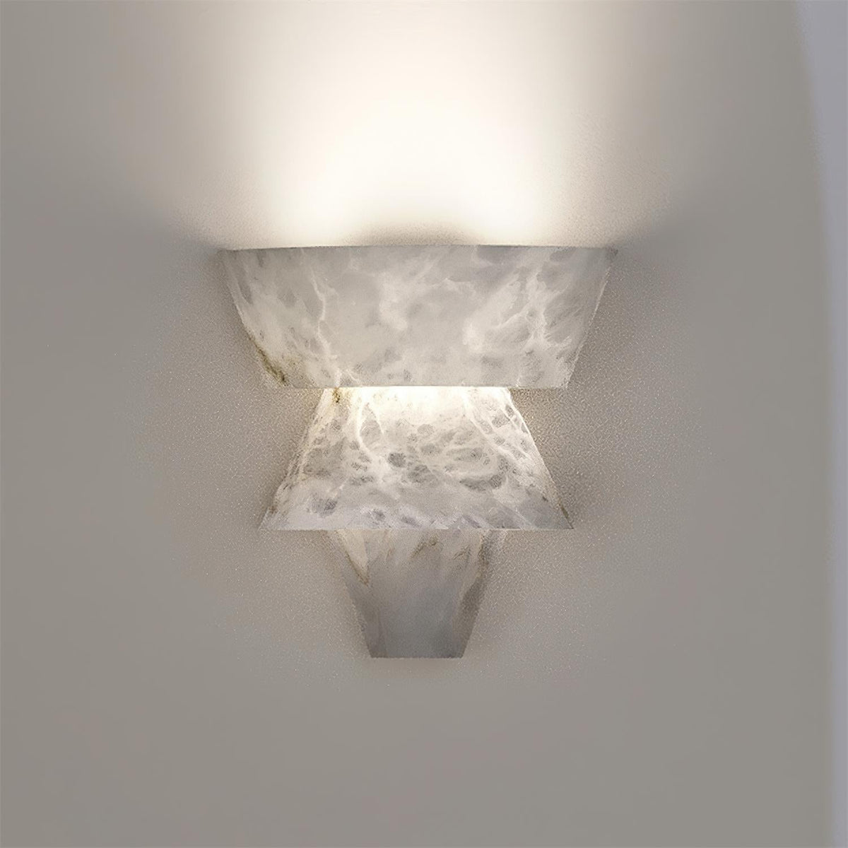 Alvian aplique de pared elegante blanco alabastro escalonado