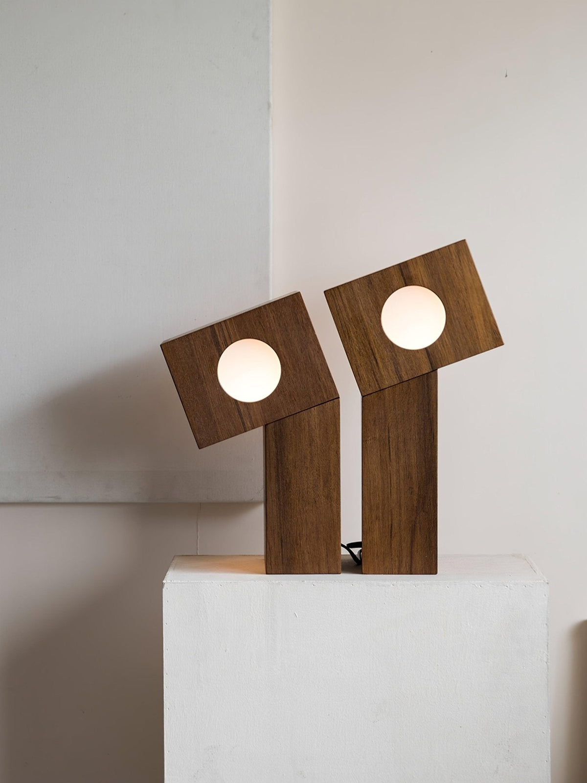 Geo lámpara de mesa moderna de madera