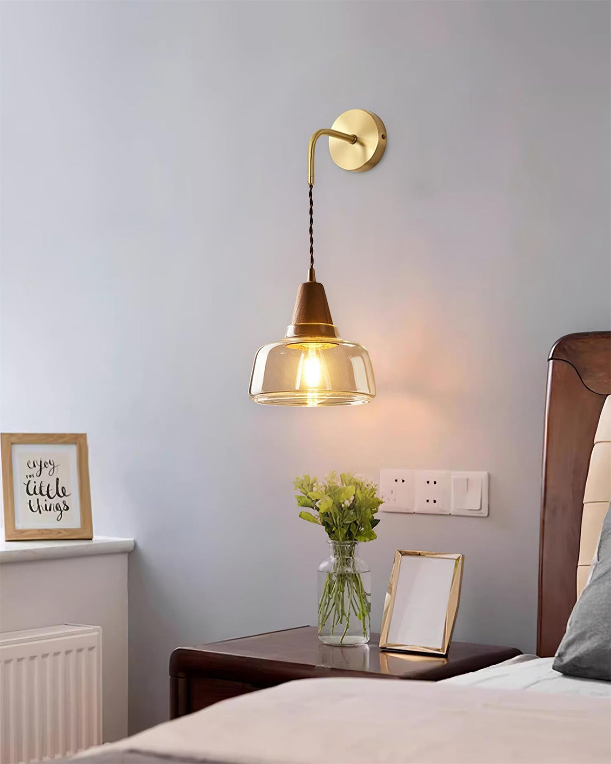Aplique de pared con pantalla de vidrio ámbar y acento en madera de nogal, estilo moderno