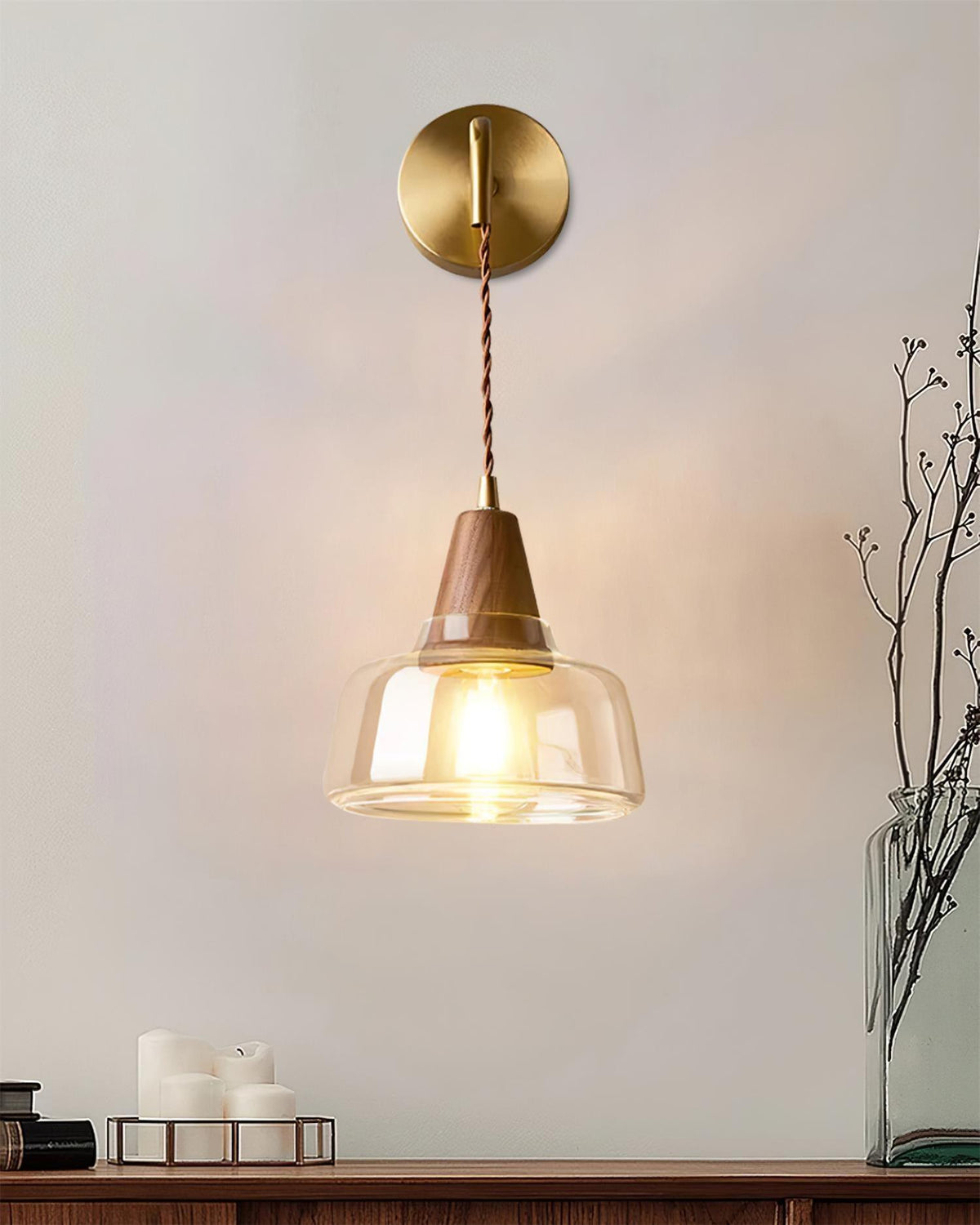 Aplique de pared con pantalla de vidrio ámbar y acento en madera de nogal, estilo moderno