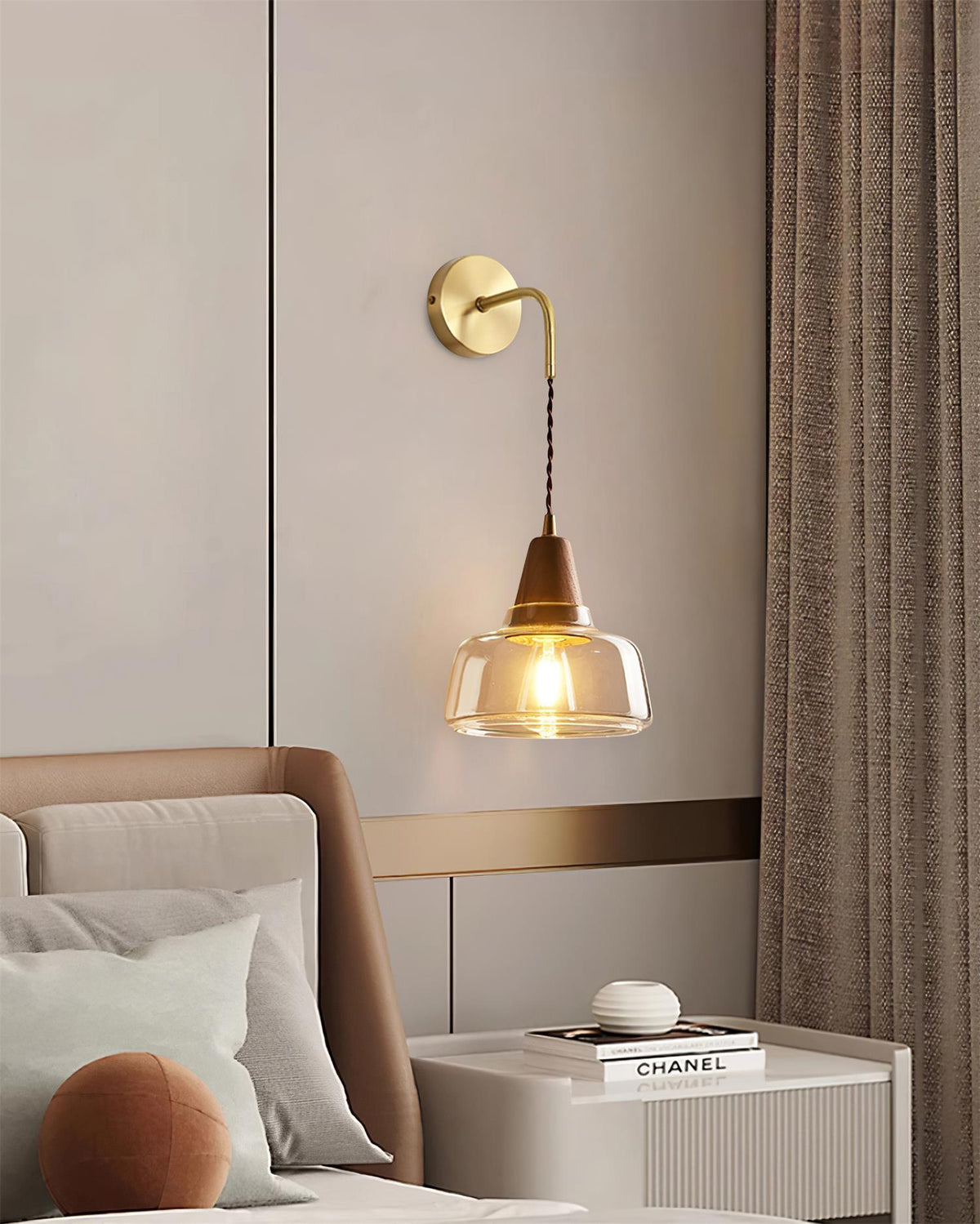 Aplique de pared con pantalla de vidrio ámbar y acento en madera de nogal, estilo moderno
