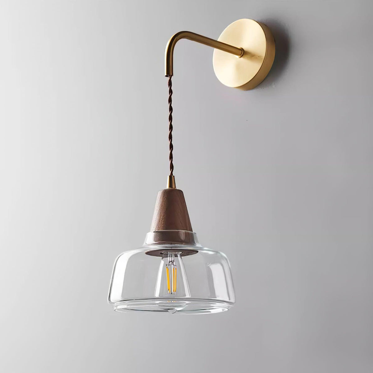 Aplique de pared con pantalla de vidrio ámbar y acento en madera de nogal, estilo moderno