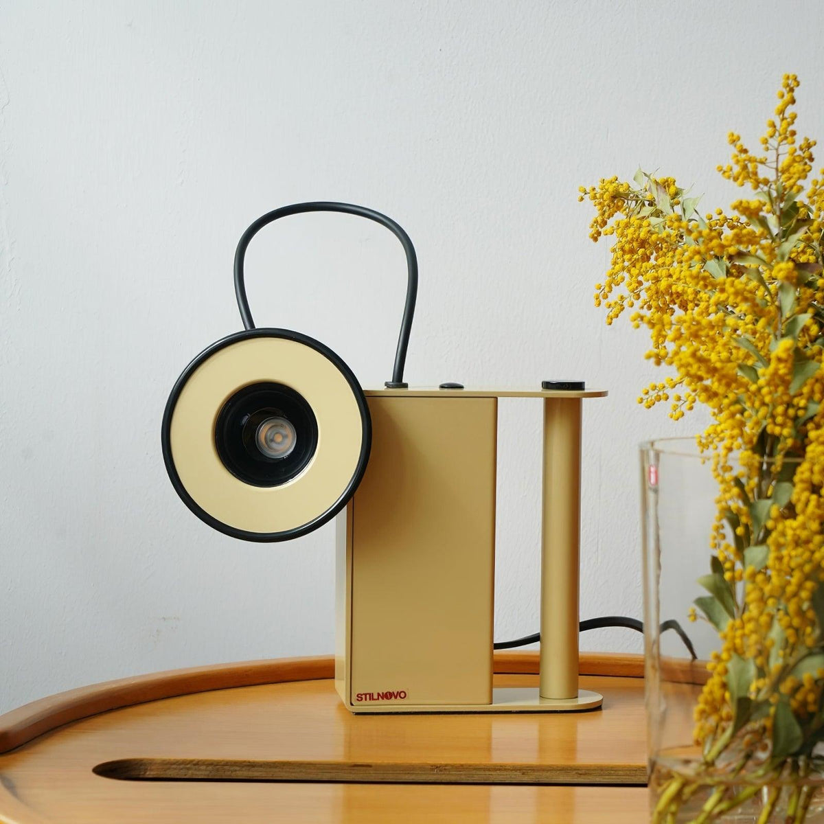 Clavon lámpara de mesa futurista