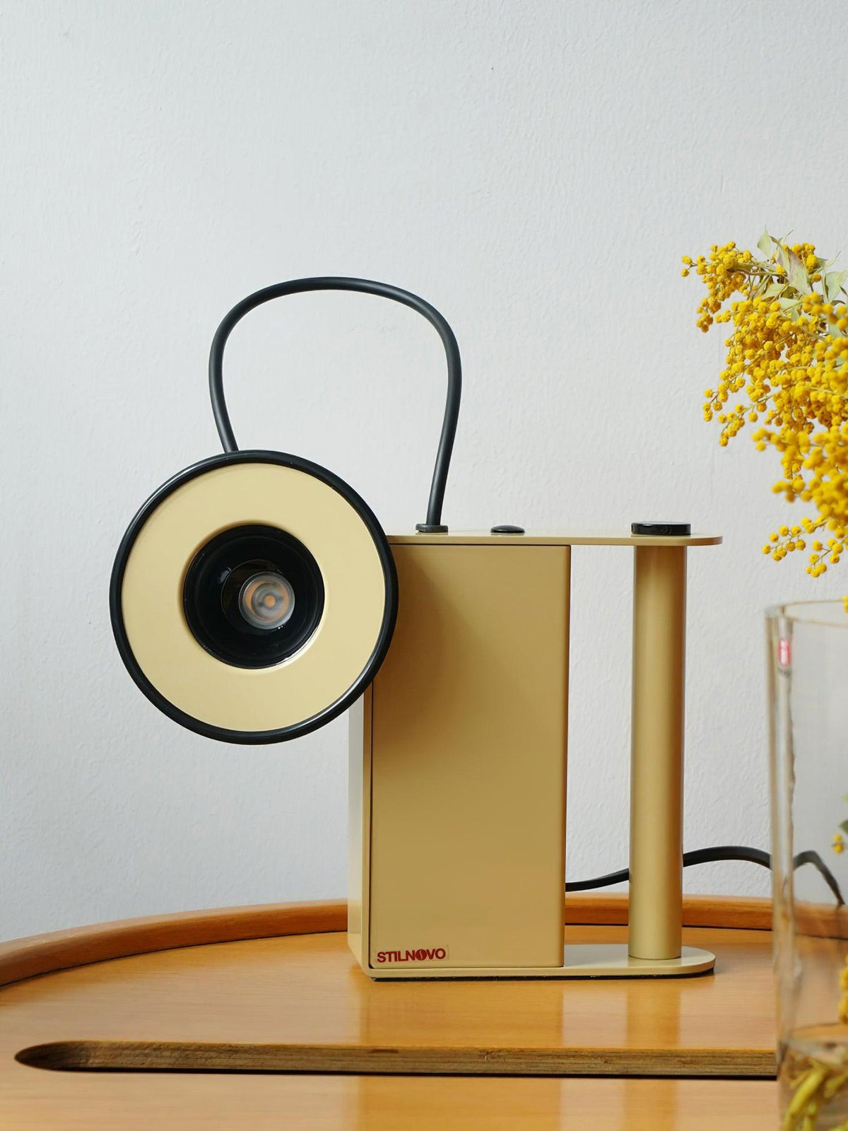Clavon lámpara de mesa futurista