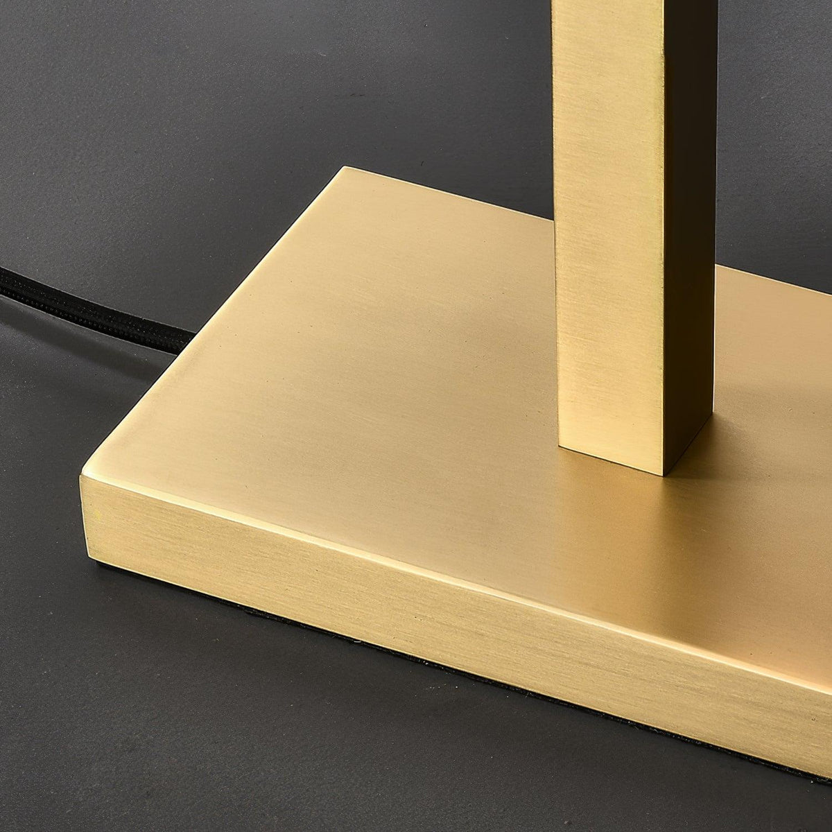 Blyn lámpara de mesa artística de latón y vidrio