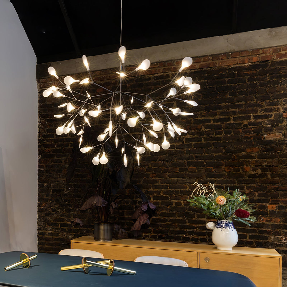 Auroreon lámpara de araña Firefly LED con rama en color dorado