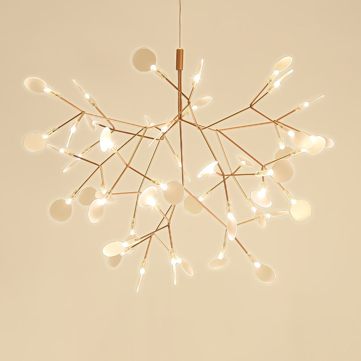 Auroreon lámpara de araña Firefly LED con rama en color dorado