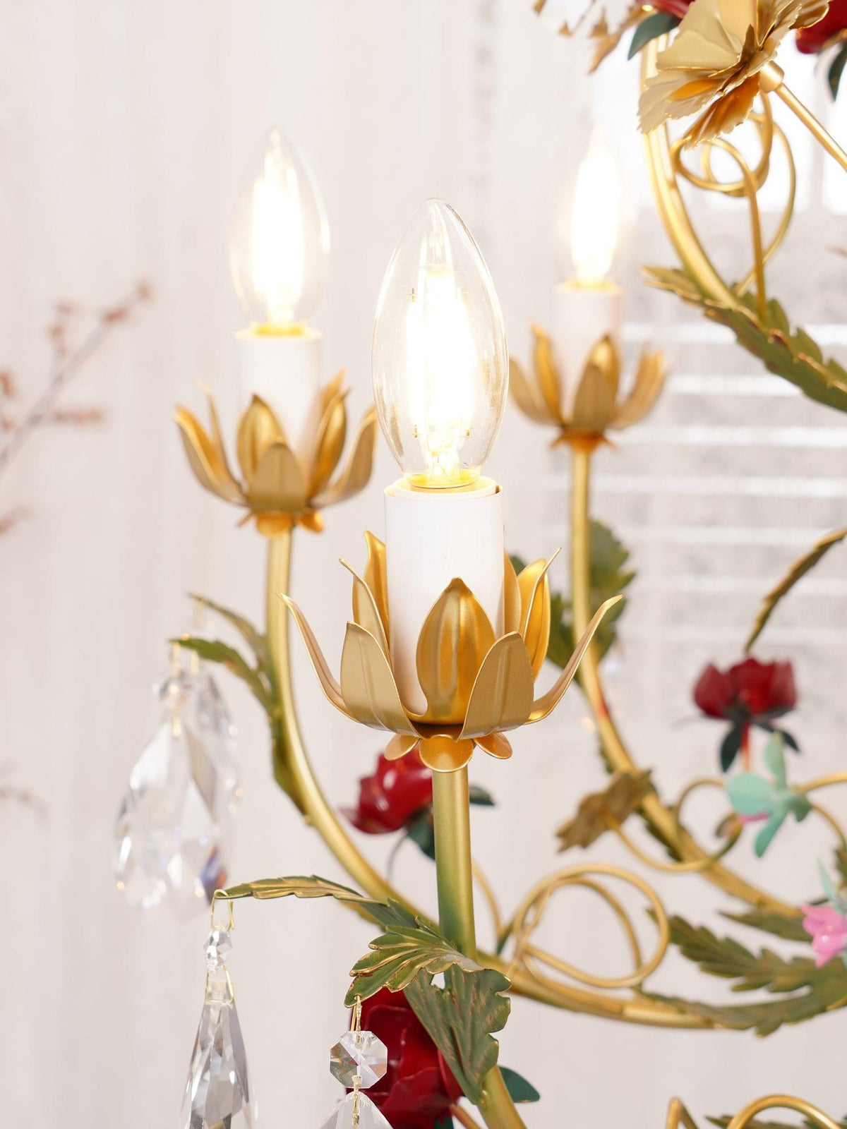 Selarella lámpara de araña de cristal y latón con rosas florales tipo vela