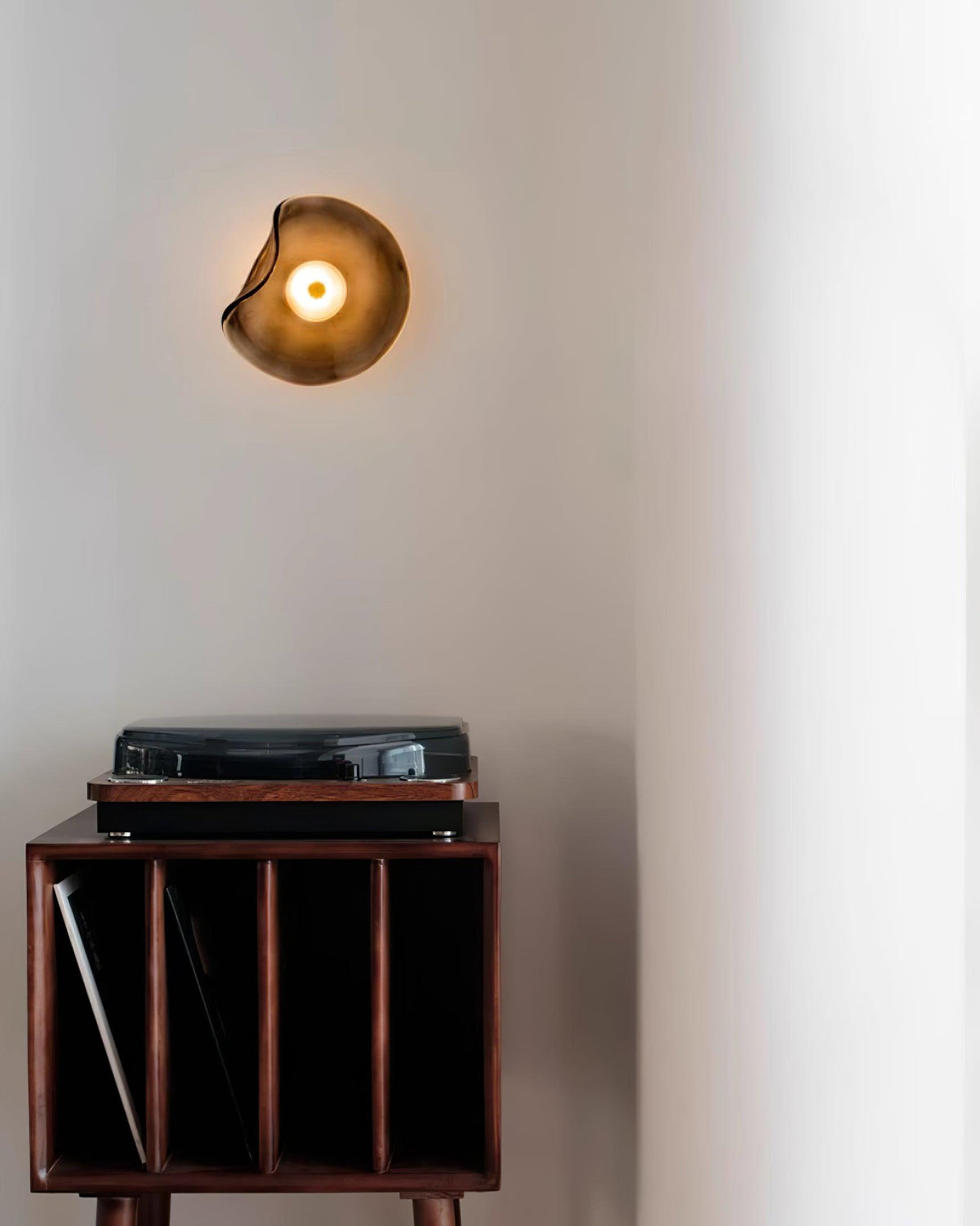 Kira aplique de pared con vidrio ámbar