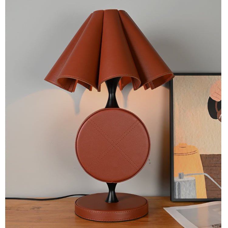 Saddle lámpara de mesa Stitch de cuero