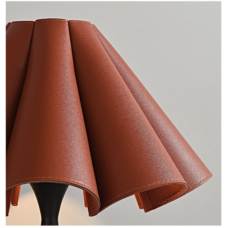 Saddle lámpara de mesa Stitch de cuero