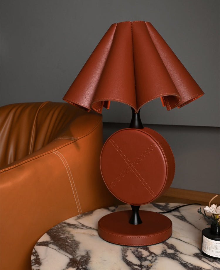 Saddle lámpara de mesa Stitch de cuero