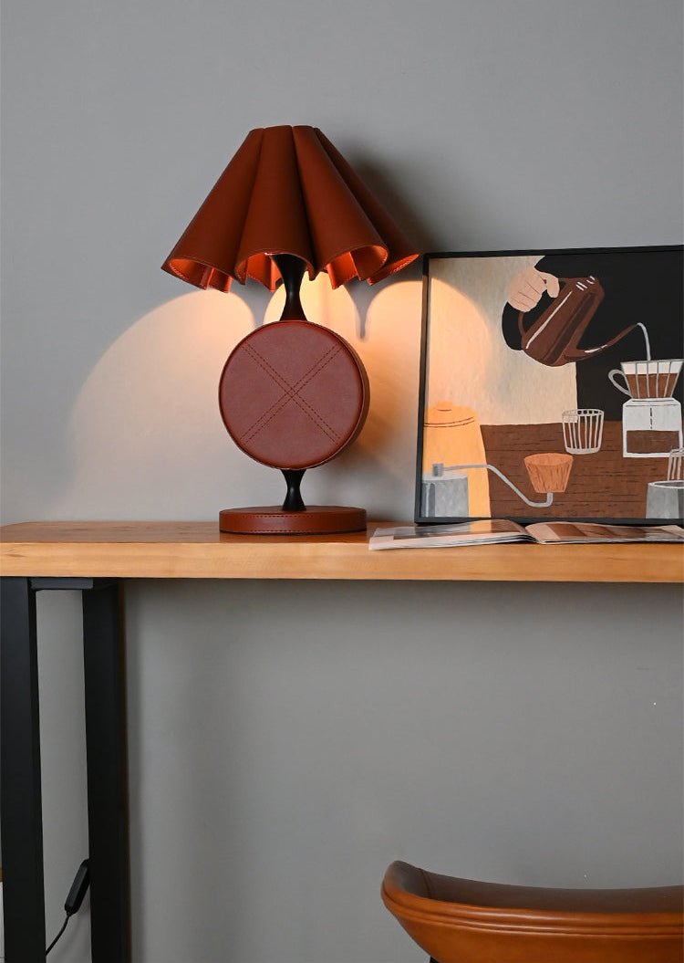 Saddle lámpara de mesa Stitch de cuero