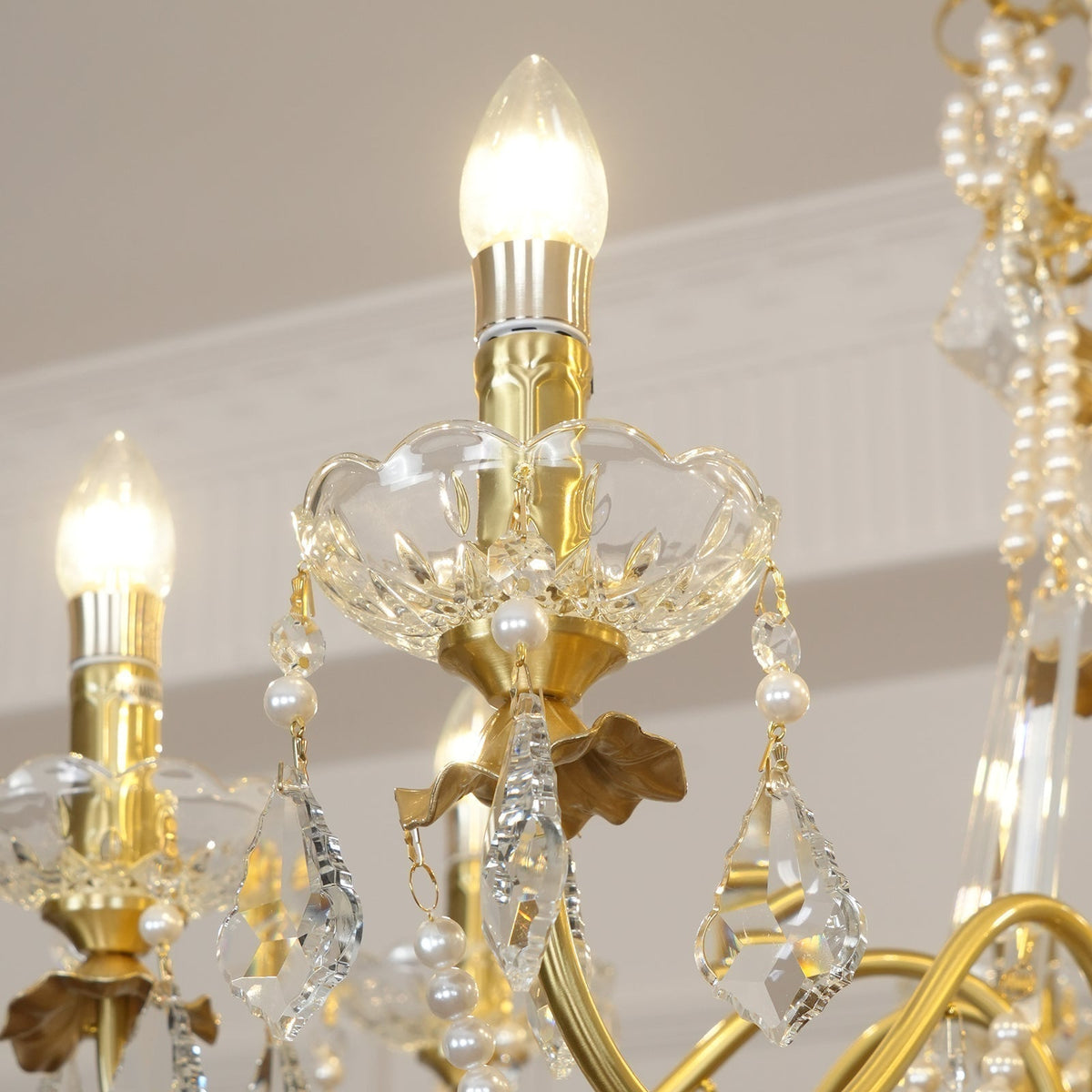Lámpara de araña de latón con goteos de cristal perla, elegancia vintage