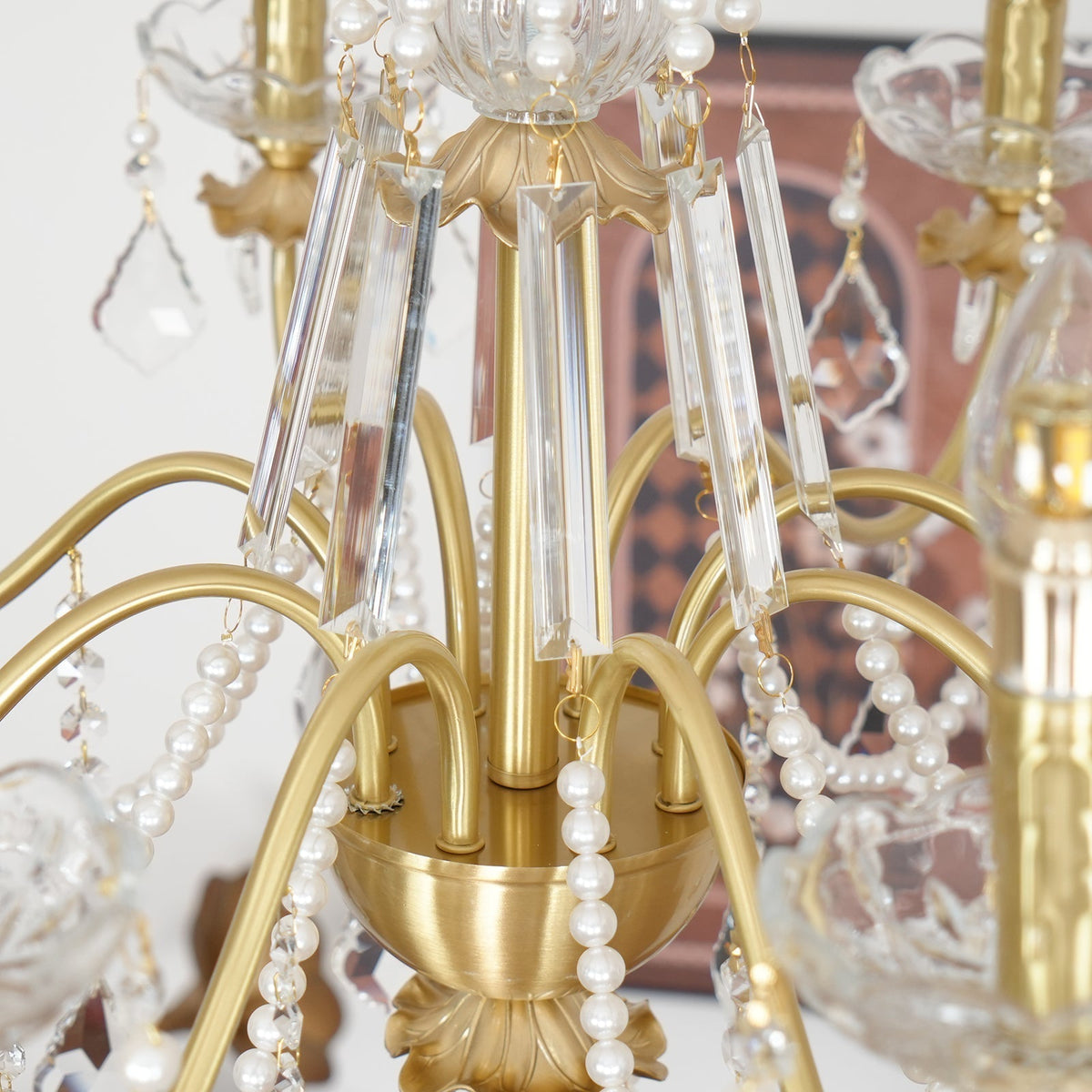 Lámpara de araña de latón con goteos de cristal perla, elegancia vintage