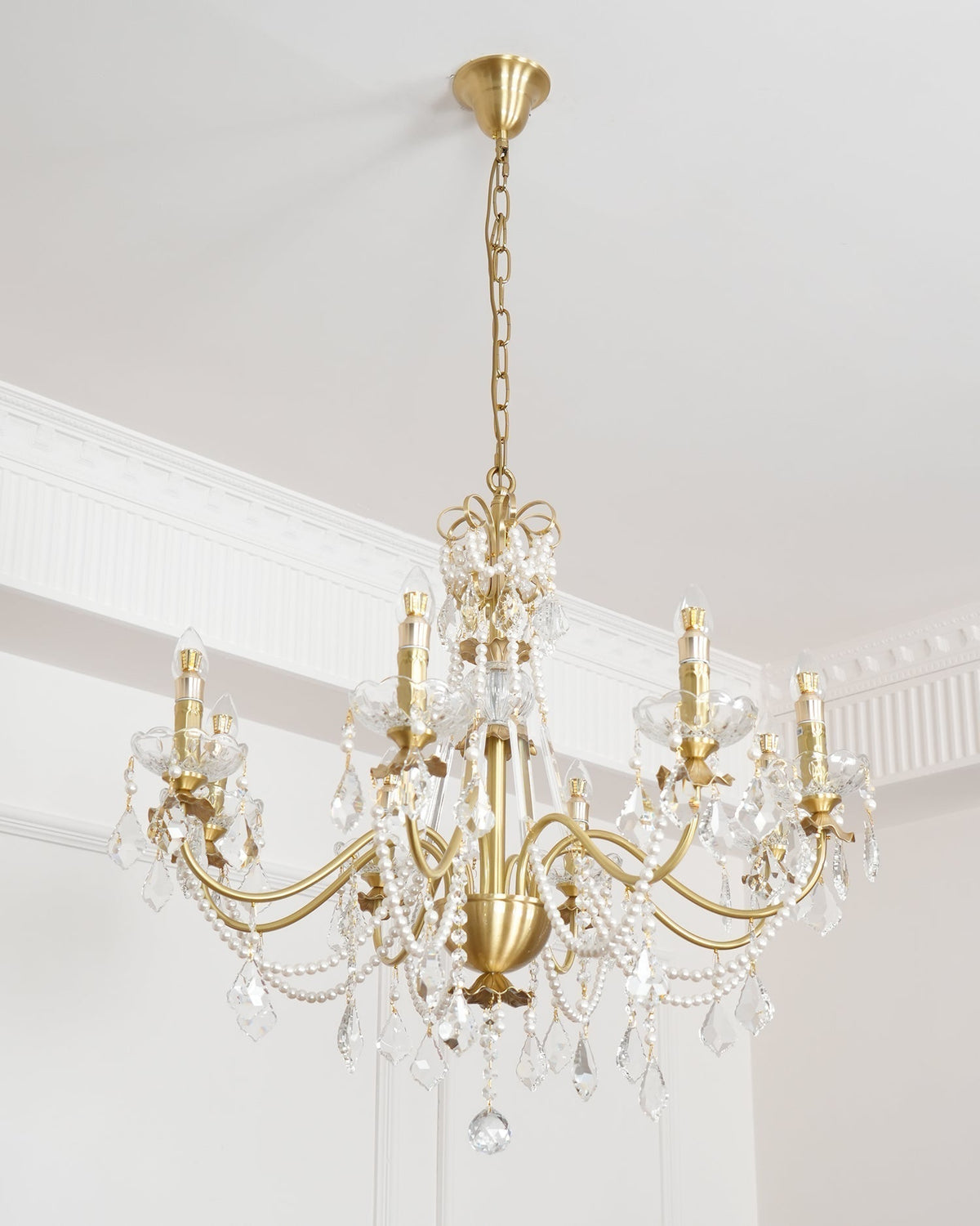 Lámpara de araña de latón con goteos de cristal perla, elegancia vintage