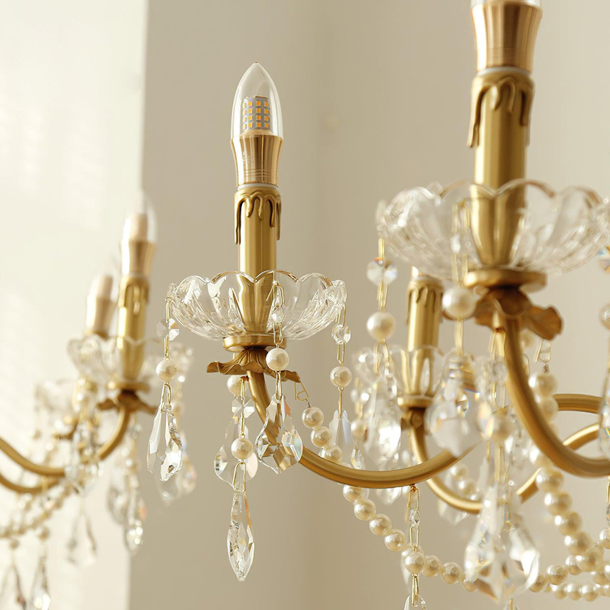 Lámpara de araña de latón con goteos de cristal perla, elegancia vintage