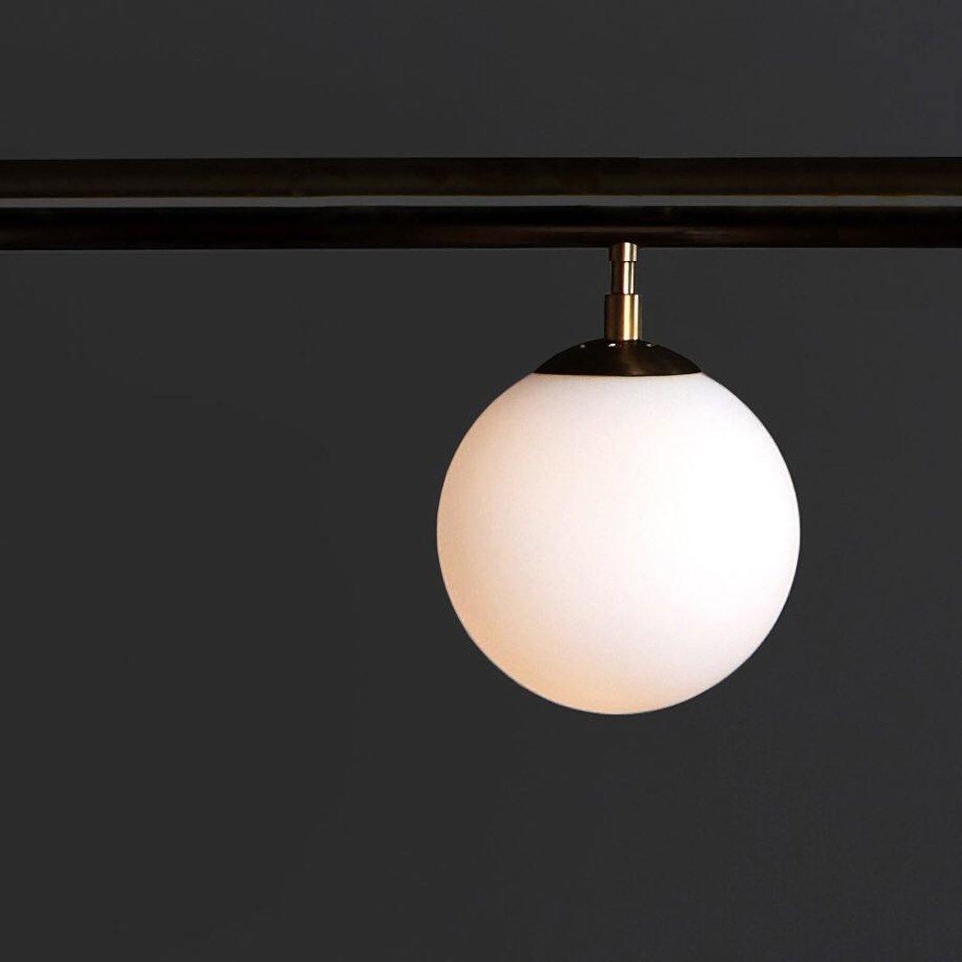 Estix lámpara colgante latón lineal satélite minimalista