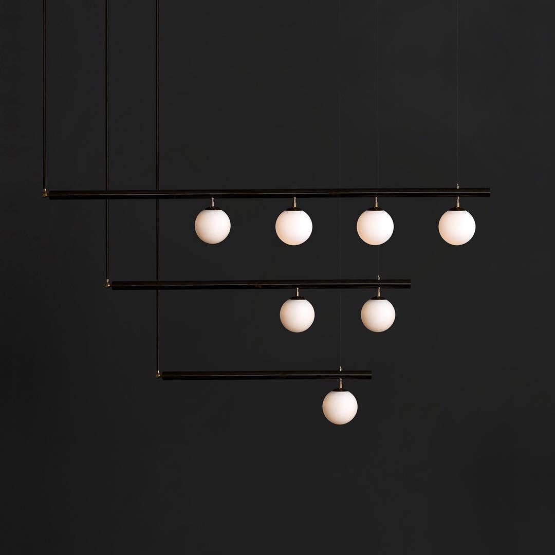 Estix lámpara colgante latón lineal satélite minimalista