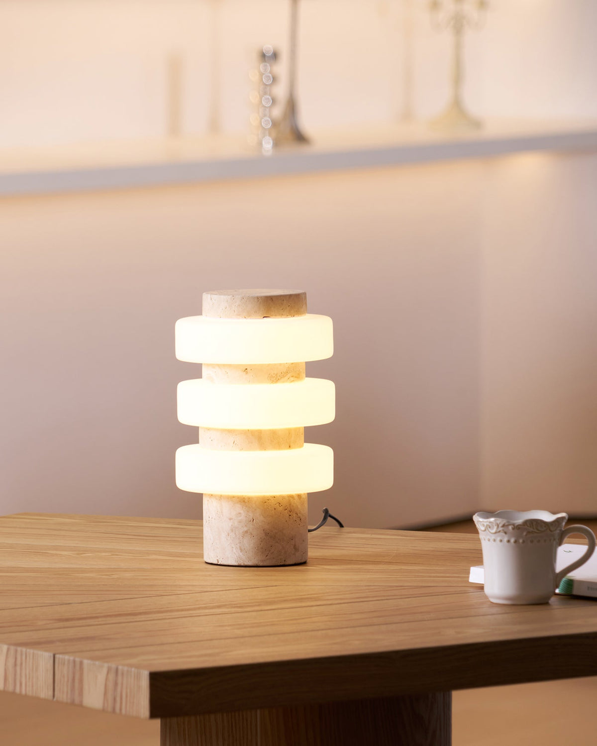 Thea lámpara de mesa moderna de travertino