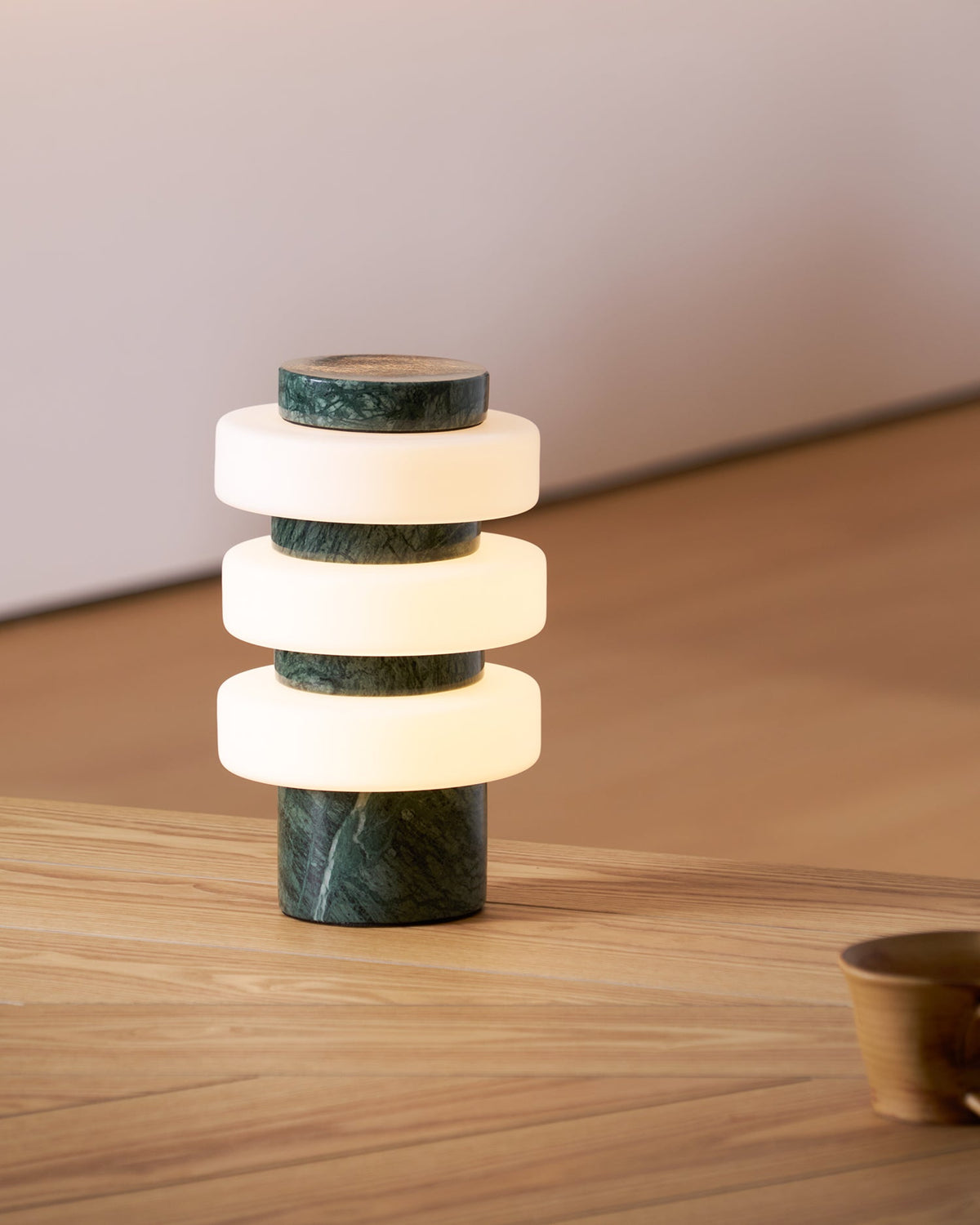 Thea lámpara de mesa moderna de travertino