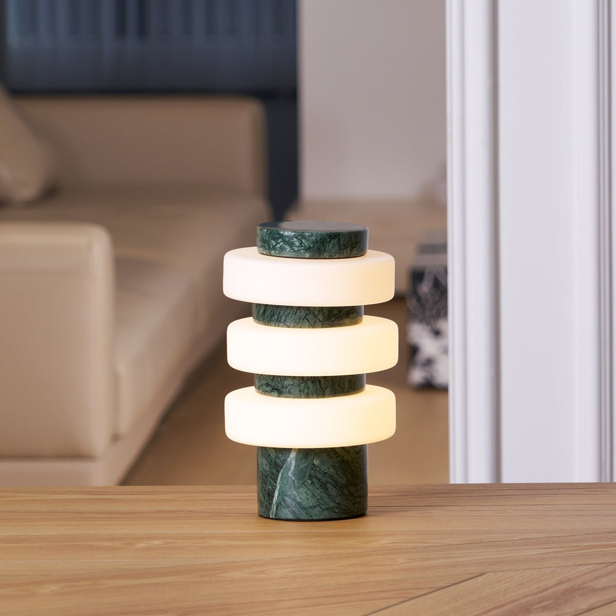 Thea lámpara de mesa moderna de travertino