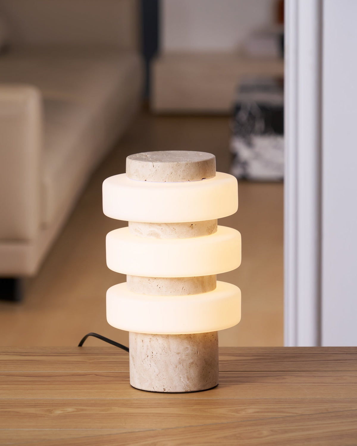Thea lámpara de mesa moderna de travertino