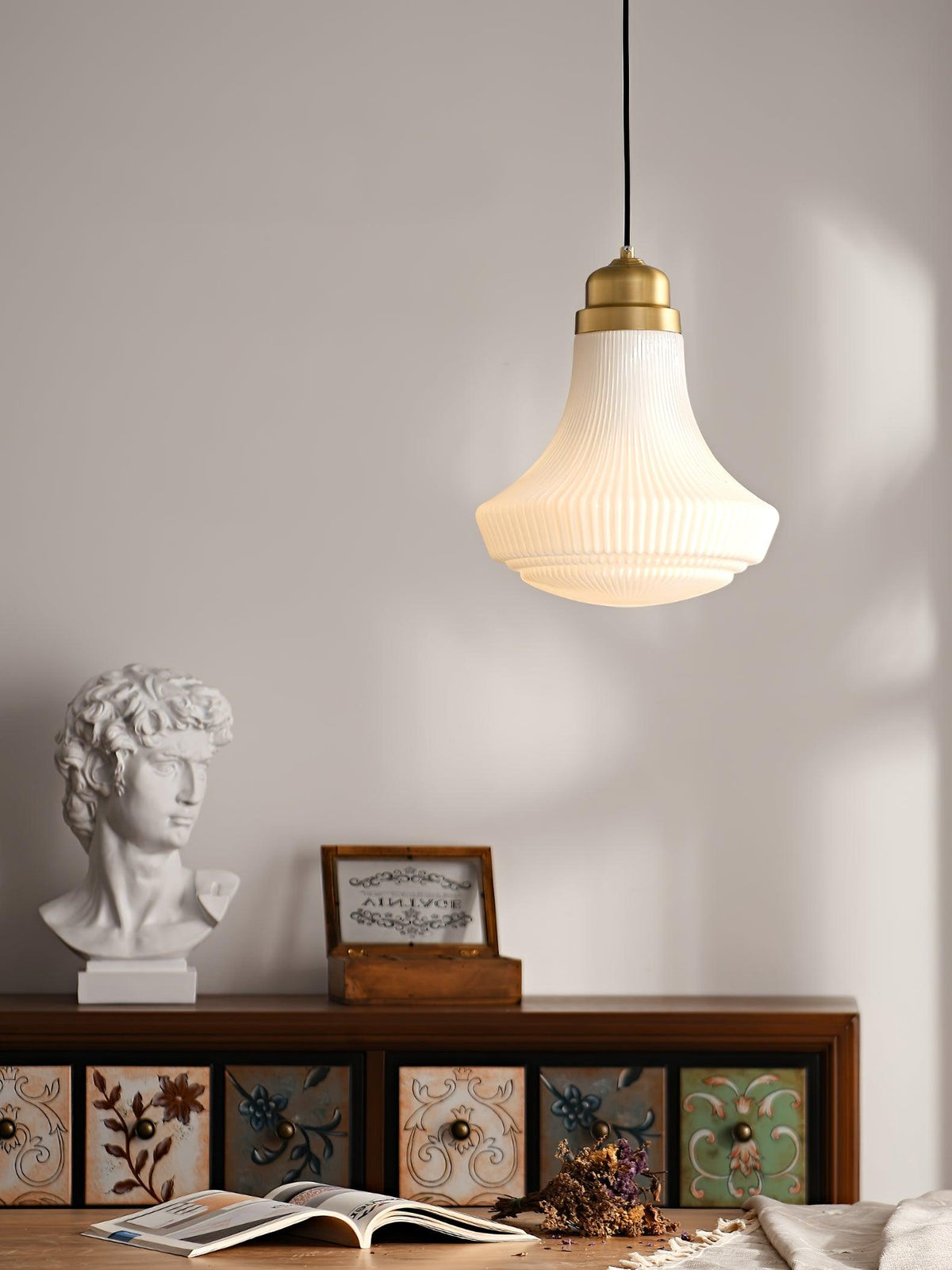 Duo lámpara colgante con pantalla de vidrio opal ribeteada en forma de campana, acabado en latón y estilo vintage