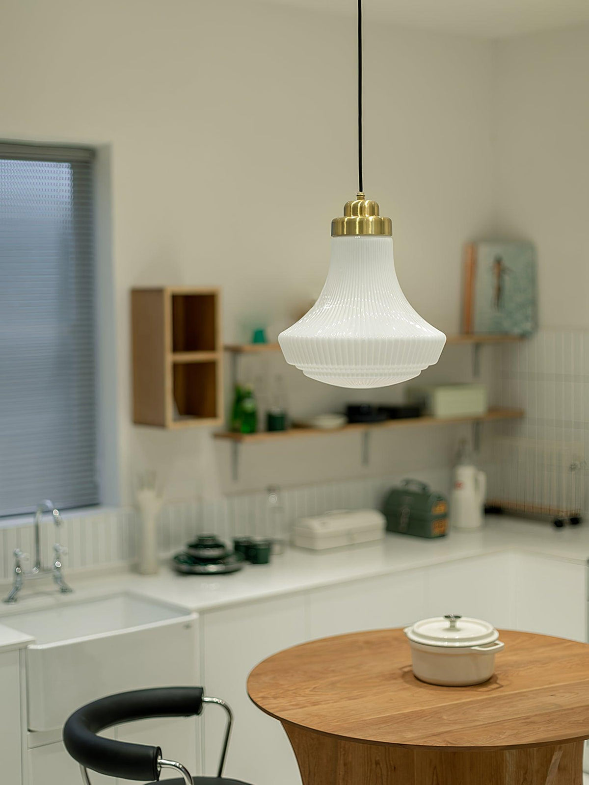 Duo lámpara colgante con pantalla de vidrio opal ribeteada en forma de campana, acabado en latón y estilo vintage