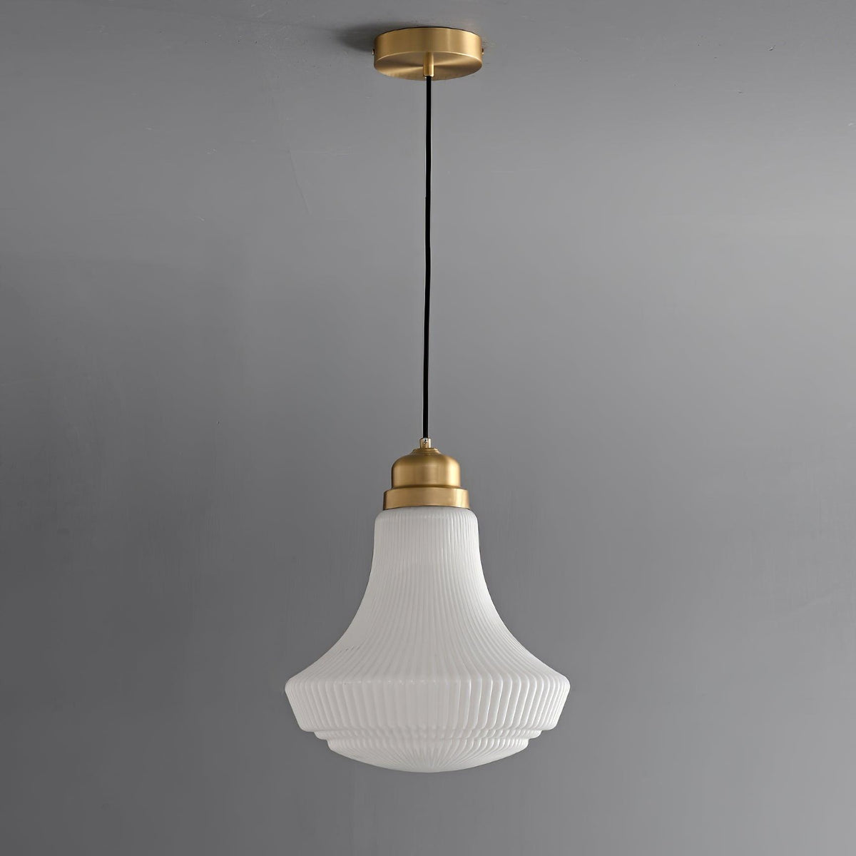 Duo lámpara colgante con pantalla de vidrio opal ribeteada en forma de campana, acabado en latón y estilo vintage