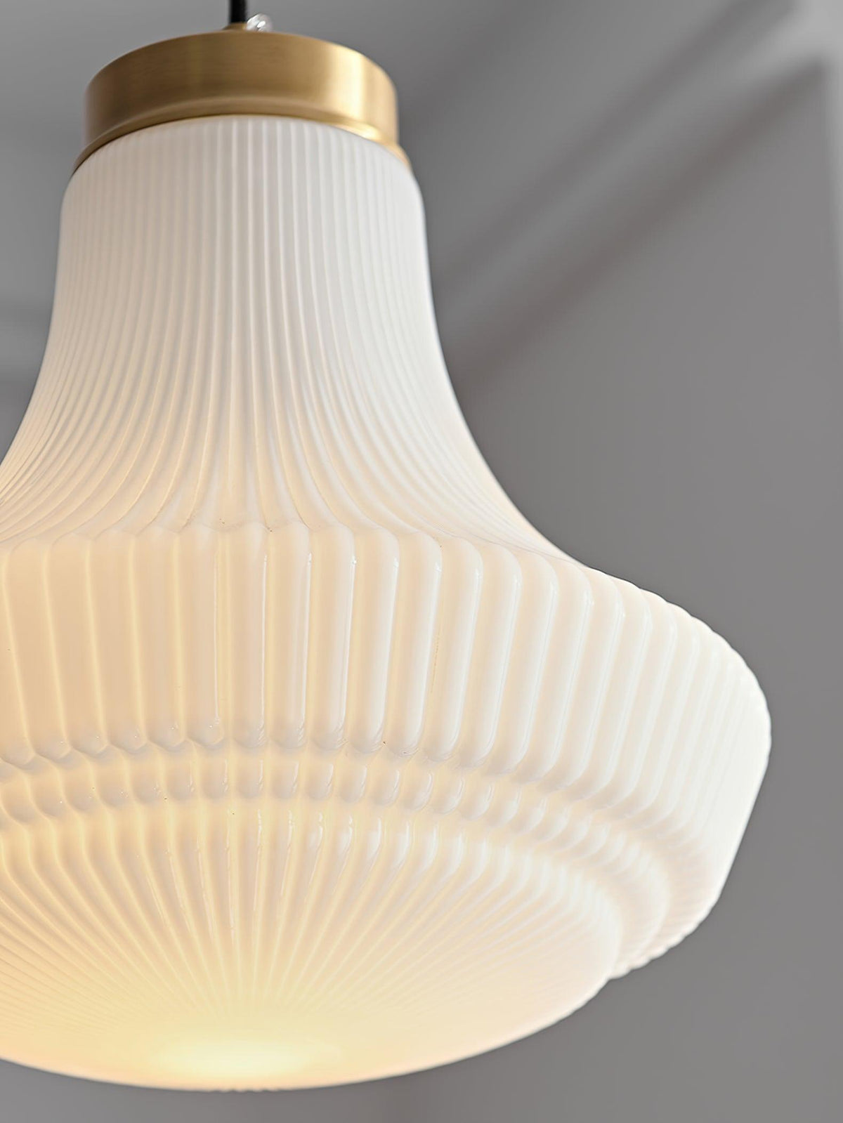 Duo lámpara colgante con pantalla de vidrio opal ribeteada en forma de campana, acabado en latón y estilo vintage