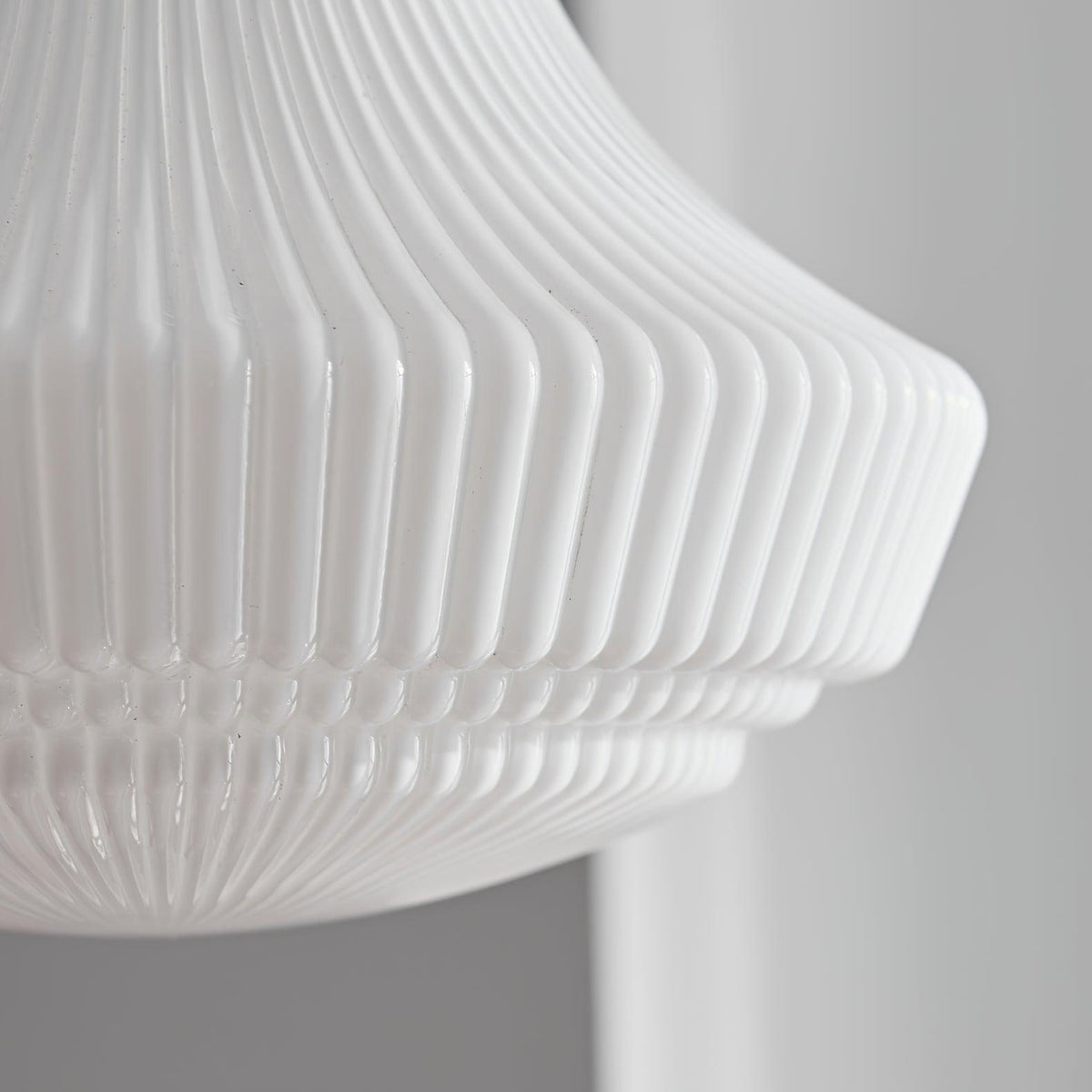 Duo lámpara colgante con pantalla de vidrio opal ribeteada en forma de campana, acabado en latón y estilo vintage