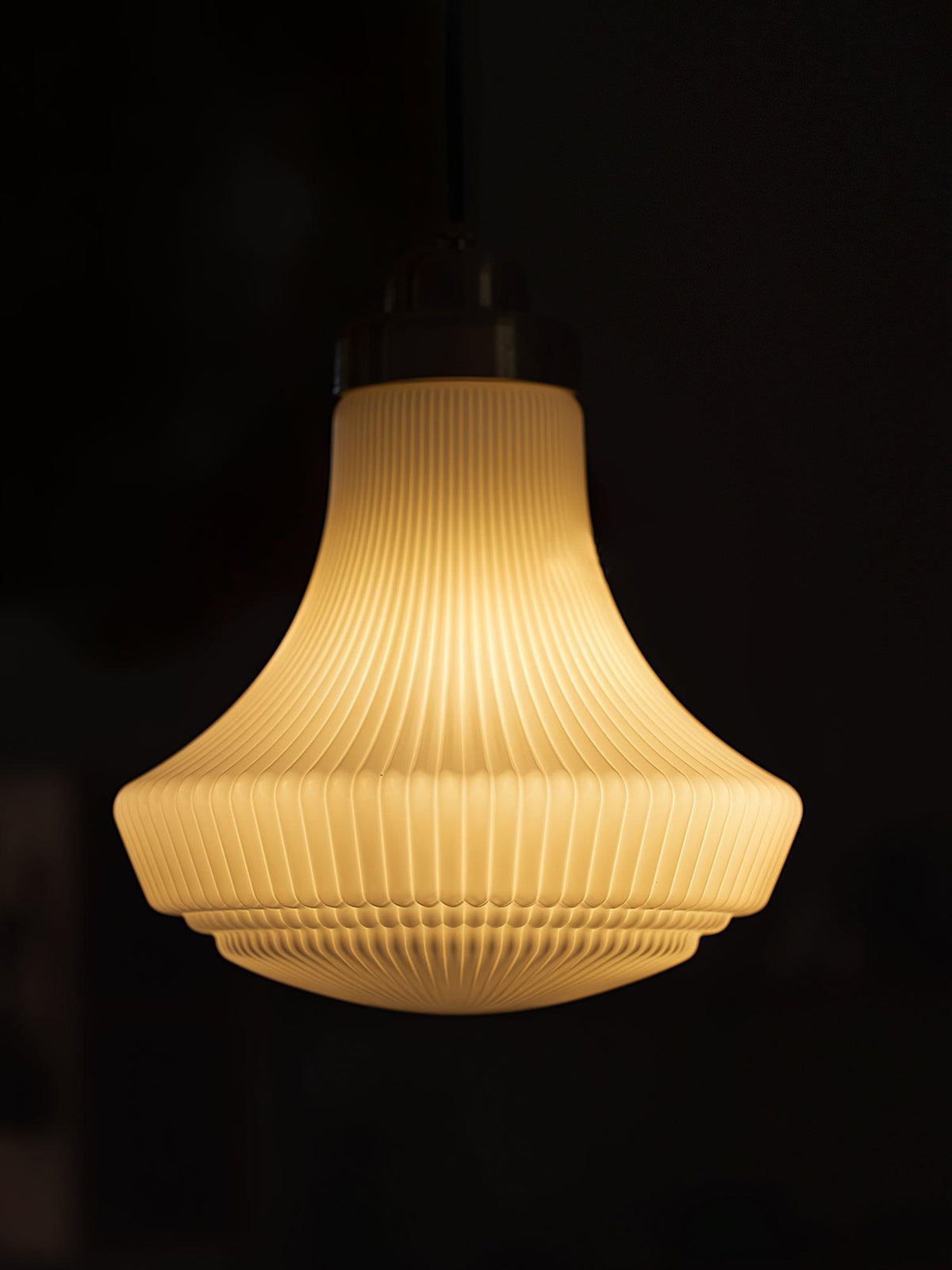 Duo lámpara colgante con pantalla de vidrio opal ribeteada en forma de campana, acabado en latón y estilo vintage