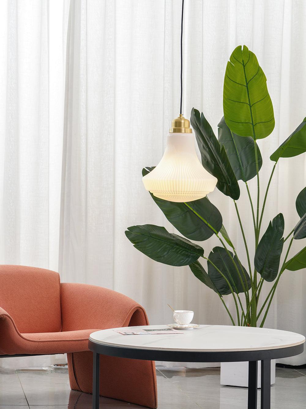 Duo lámpara colgante con pantalla de vidrio opal ribeteada en forma de campana, acabado en latón y estilo vintage