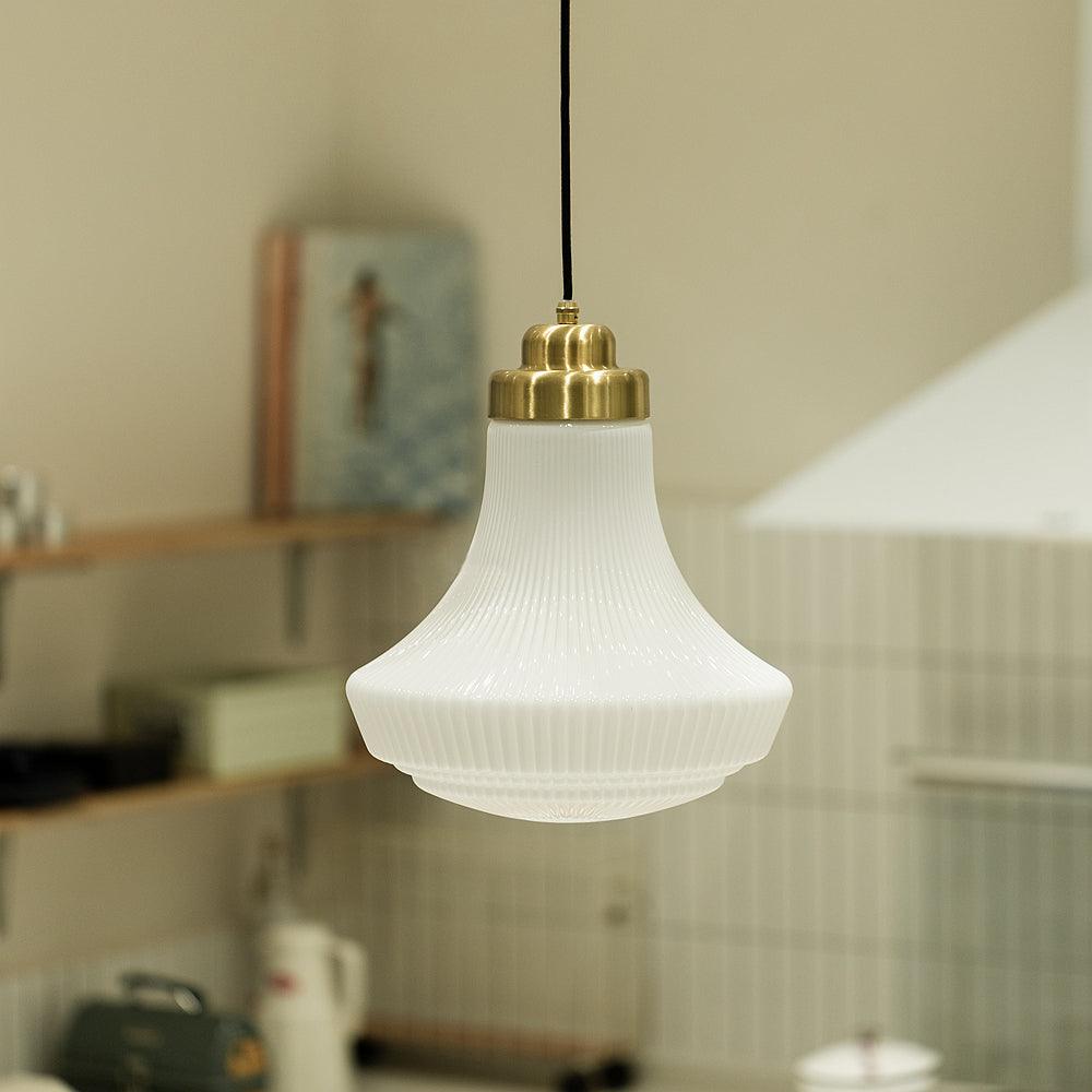 Duo lámpara colgante con pantalla de vidrio opal ribeteada en forma de campana, acabado en latón y estilo vintage
